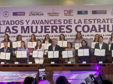 Manolo Jiménez teniendo una asamblea a favor de la igualdad y el acceso a las mujeres