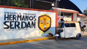 Fachada de una escuela primaria llamada 'Hermanos Serdán' ubicada en el muncipio de Coronango, Puebla.
