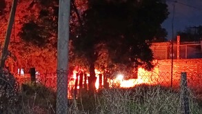 Varios sujetos se encargaron de quemar un coche en Tlaquepaque; el vehículo quedó totalmente calcinado.