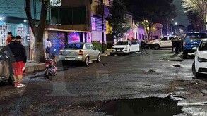 Las autoridades revisan las cámaras de seguridad tras el asesinato de un hombre en la colonia Peralvillo.