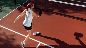 Acción en partido de pickleball