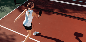 Acción en partido de pickleball