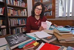 La coordinadora de la Maestría en Literatura Mexicana de la Ibero muestra libros escritos por mujeres mexicanas