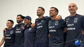 Nico Sánchez siendo presentado oficialmente con su cuerpo técnico.