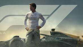 Brad Pitt con un traje de piloto de carreras frente a un auto de la Fórmula 1 y el logotipo de la F1