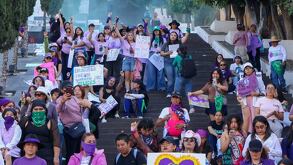 mujeres participan en la marcha del 8 de marzo en tlaxcala