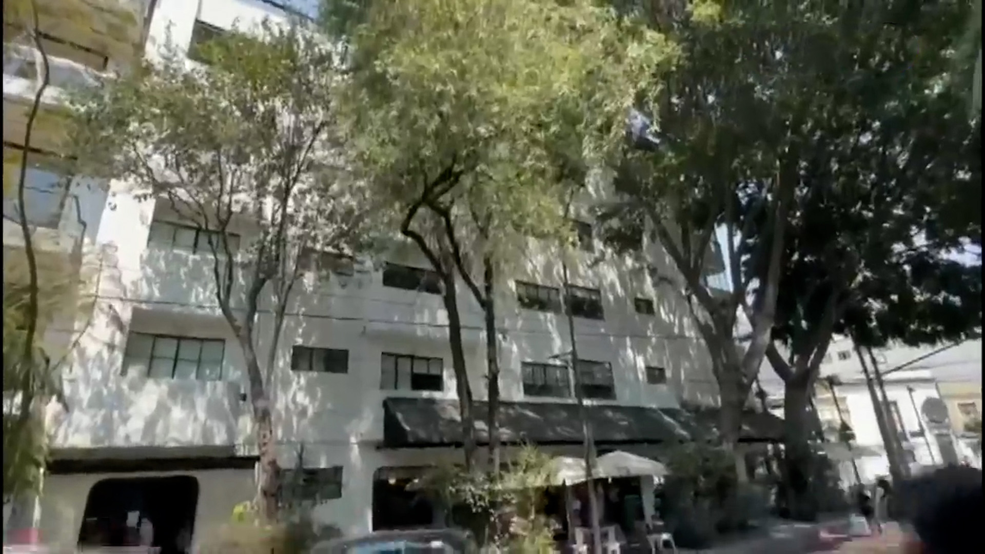 Reportan el hallazgo de un hombre extranjero sin vida en la calle Oaxaca, Colonia Roma. Autoridades señalan que tenía tres días de fallecido en su departamento.