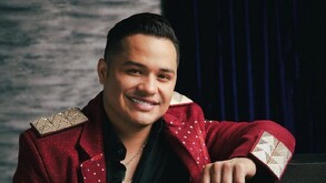 El cantante Rafael González, vocalista de la Banda Los Recoditos, se volvió tendencia tras ser acusado de violencia doméstica. Te contamos quién es.