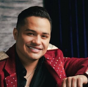 El cantante Rafael González, vocalista de la Banda Los Recoditos, se volvió tendencia tras ser acusado de violencia doméstica. Te contamos quién es.