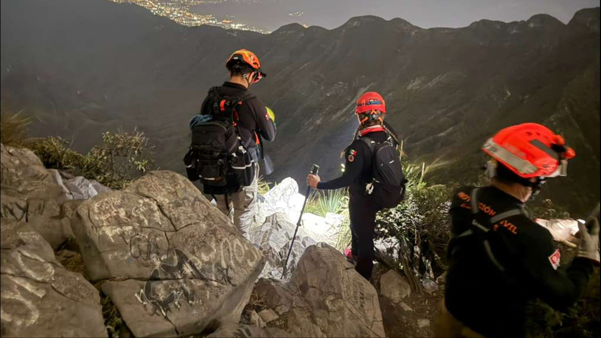 Dos jóvenes quedaron atrapados en el Cerro de la Silla en Guadalupe, Nuevo León. Brigadistas lograron localizarlos tras un intenso operativo nocturno.