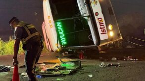 Policía resguarda con un cono la zona donde ocurrió un accidente con un autobús de pasajeros.