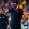 'Loco' Abreu dirigiendo a Xolos en un partido contra Tigres en el Estadio Universitario.