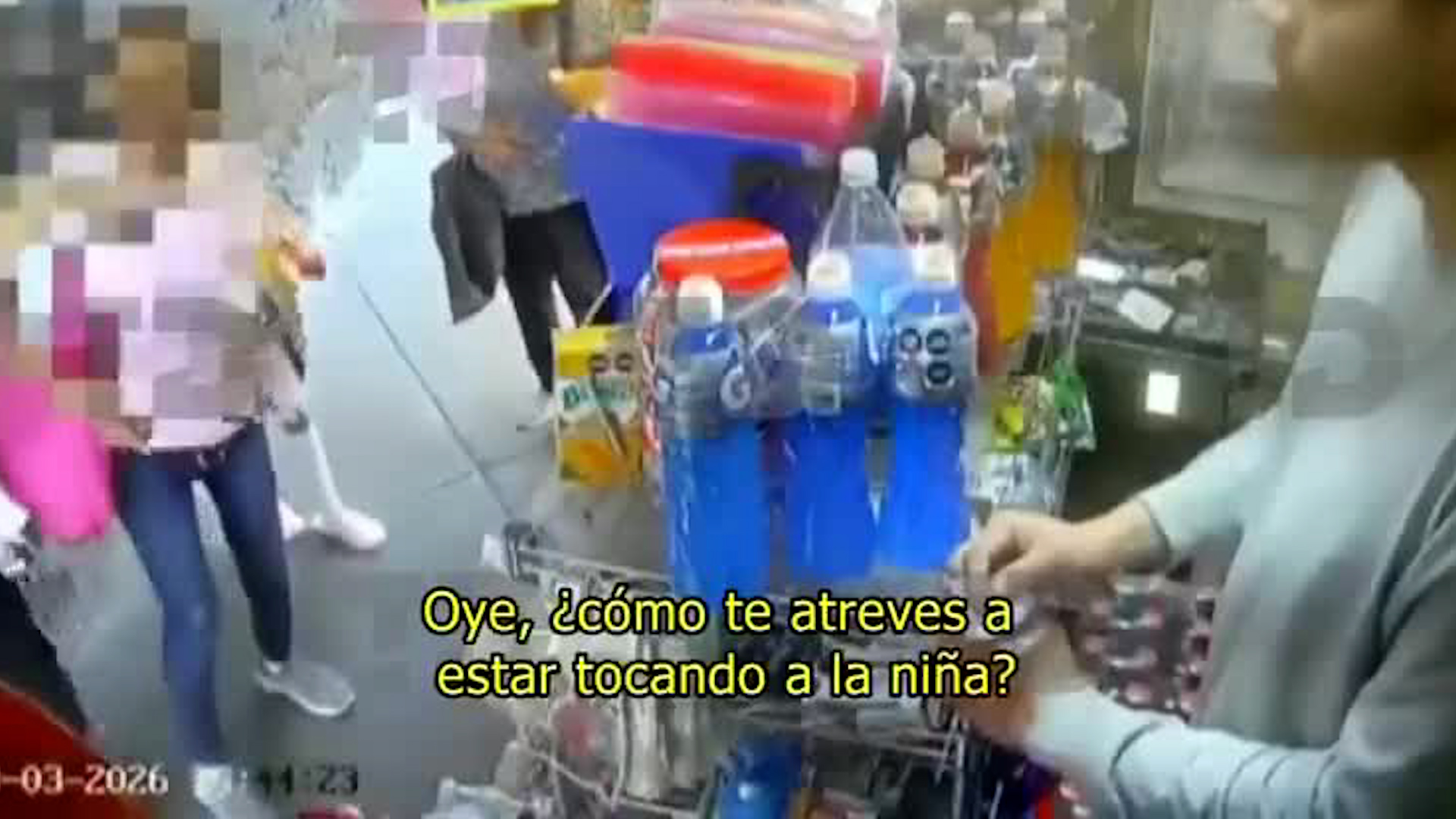 Abuelita de la menor encaró al sujeto tras los hechos. Testigos retuvieron al sujeto.