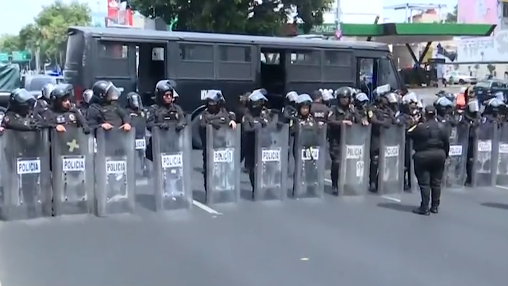 Un fuerte bloqueo en Calzada de Tlalpan y Viaducto afecta la movilidad en la CdMx hoy. Manifestantes y policías se encuentran en tensión.