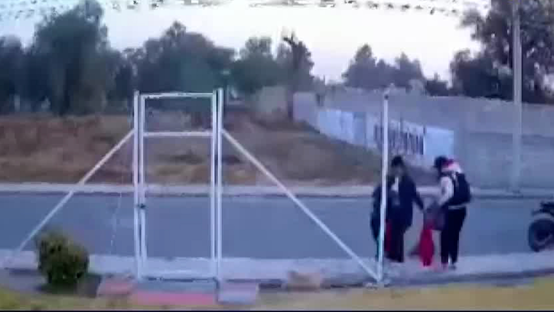 Un video muestra el momento en que sujetos armados amagan a una mujer para despojarla de sus pertenencias.