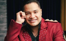 Rafael González, vocalista de Banda Los Recoditos, quien es acusado de violencia por su esposa.