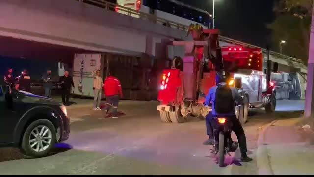 Los socorristas brindaron atención médica inmediata al chofer, identificado como Oswaldo Antonio Jáquez, de 34 años de edad.