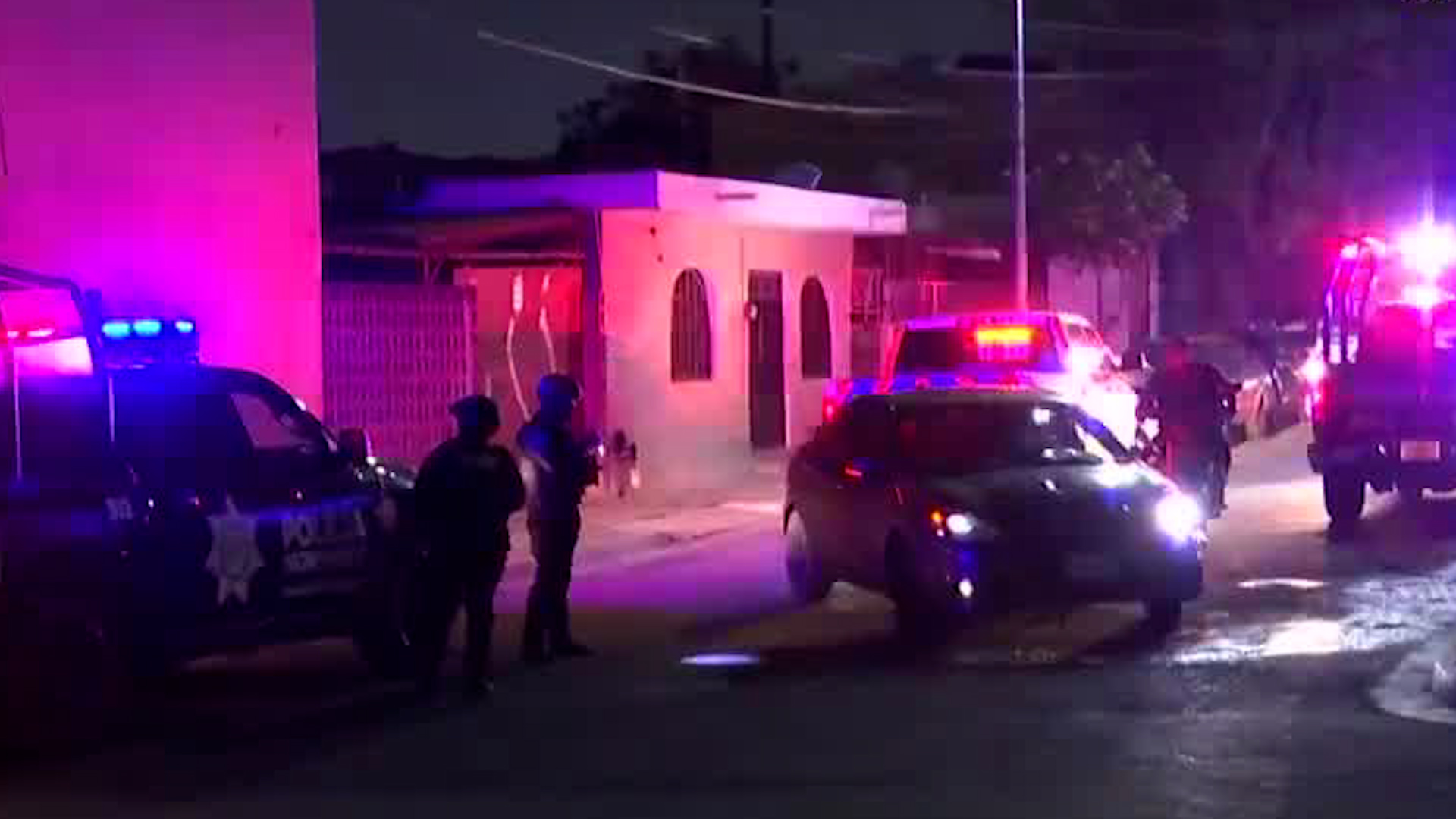 El hombre de aproximadamente 35 años de dad resultó gravemente herido, paramédicos llegaron a la zona para auxiliar a la víctima.