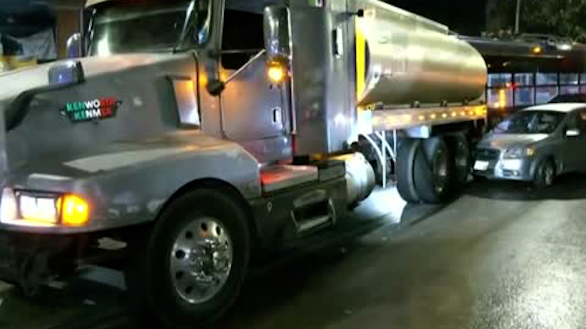 Un automóvil se estrelló contra una pipa que transportaba diésel. No se reportan heridos.