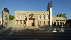 Se observa un edificio verde que tiene letras que dicen Hotel Imperial.