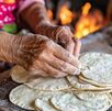 Mujer con kilo de tortillas