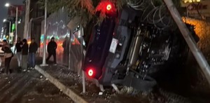 un auto volcado tras un accidente en la vía atlixcáyotl