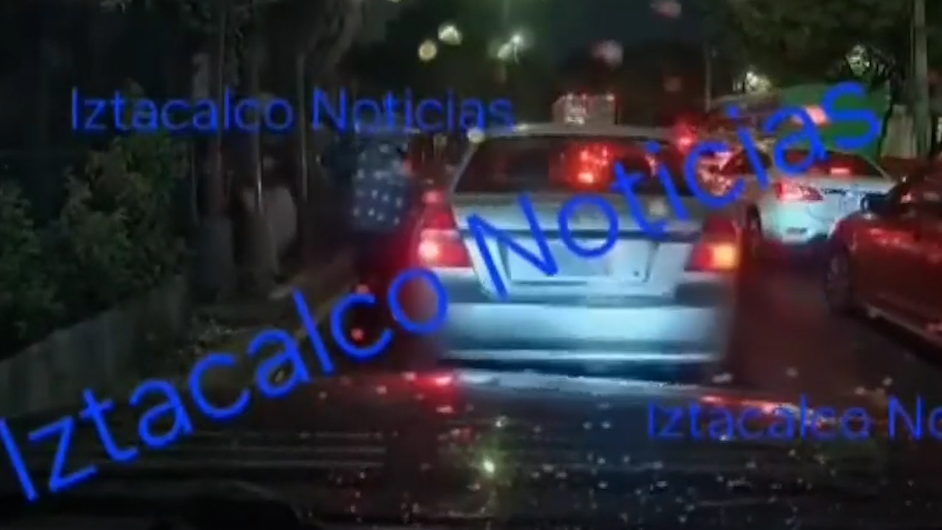 Video viral muestra el violento asalto a un conductor en Río Churubusco. Delincuentes aprovechan el tráfico para amenazar con armas de fuego en la CdMx.