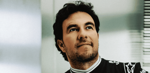 Checo Pérez posa con su nueva escudería