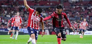 Jugadores de Chivas y Atlas en un partido de Clásico Tapatío