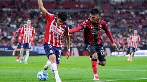 Jugadores de Chivas y Atlas en un partido de Clásico Tapatío