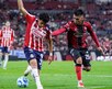 Jugadores de Chivas y Atlas en un partido de Clásico Tapatío