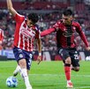 Jugadores de Chivas y Atlas en un partido de Clásico Tapatío