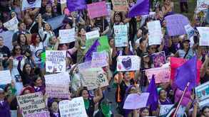 Mujeres de distinto colectivos del 8M vestidas de morado marchando en las calles de la Ciudad de México por el Día Internacional de la Mujer.