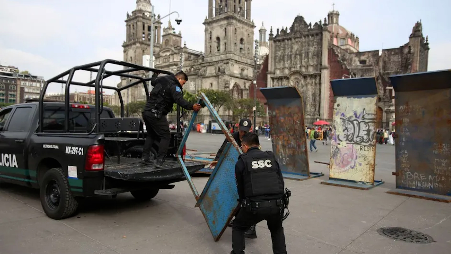 El Gobierno de la Ciudad de México instaló vallas metálicas para cubrir los monumentos de posible iconoclasia.