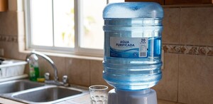 Se observa un garrafón de agua y tiene un letrero que dice Agua Purificada.