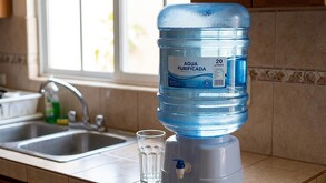 Se observa un garrafón de agua y tiene un letrero que dice Agua Purificada.