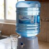 Se observa un garrafón de agua y tiene un letrero que dice Agua Purificada.
