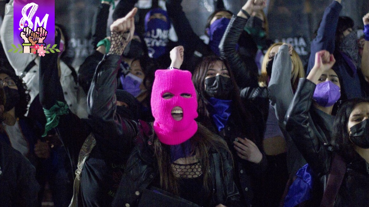 Se observa a varias mujeres en un contingente, hay una con capucha rosa.