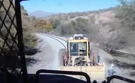 Momento en el que una máquina retroexcavadora choca contra un tren en Nogales, Sonora.