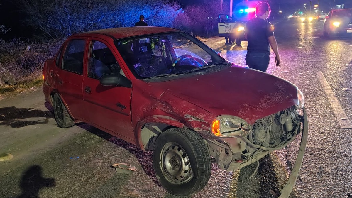 Carro chocado en color guinda con la fascia caída