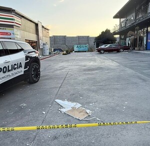 Se observan varios negocios, en la parte superior se ven destrozos y hay una cinta amarilla de precaución.