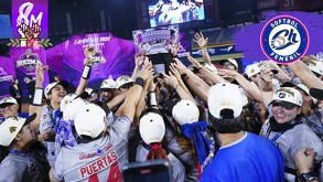 Integrantes de Charros de Jalisco Femenil levantan juntas el trofeo de 