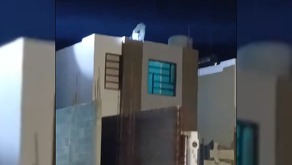 Un hombre murió después de arrojarse desde la azotea de una vivienda cuando presuntamente intentaba escapar de elementos de la Policía en Aguascalientes.