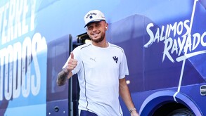 Lucas Ocampos con la camisa de Rayados previo a un partido de Liga MX