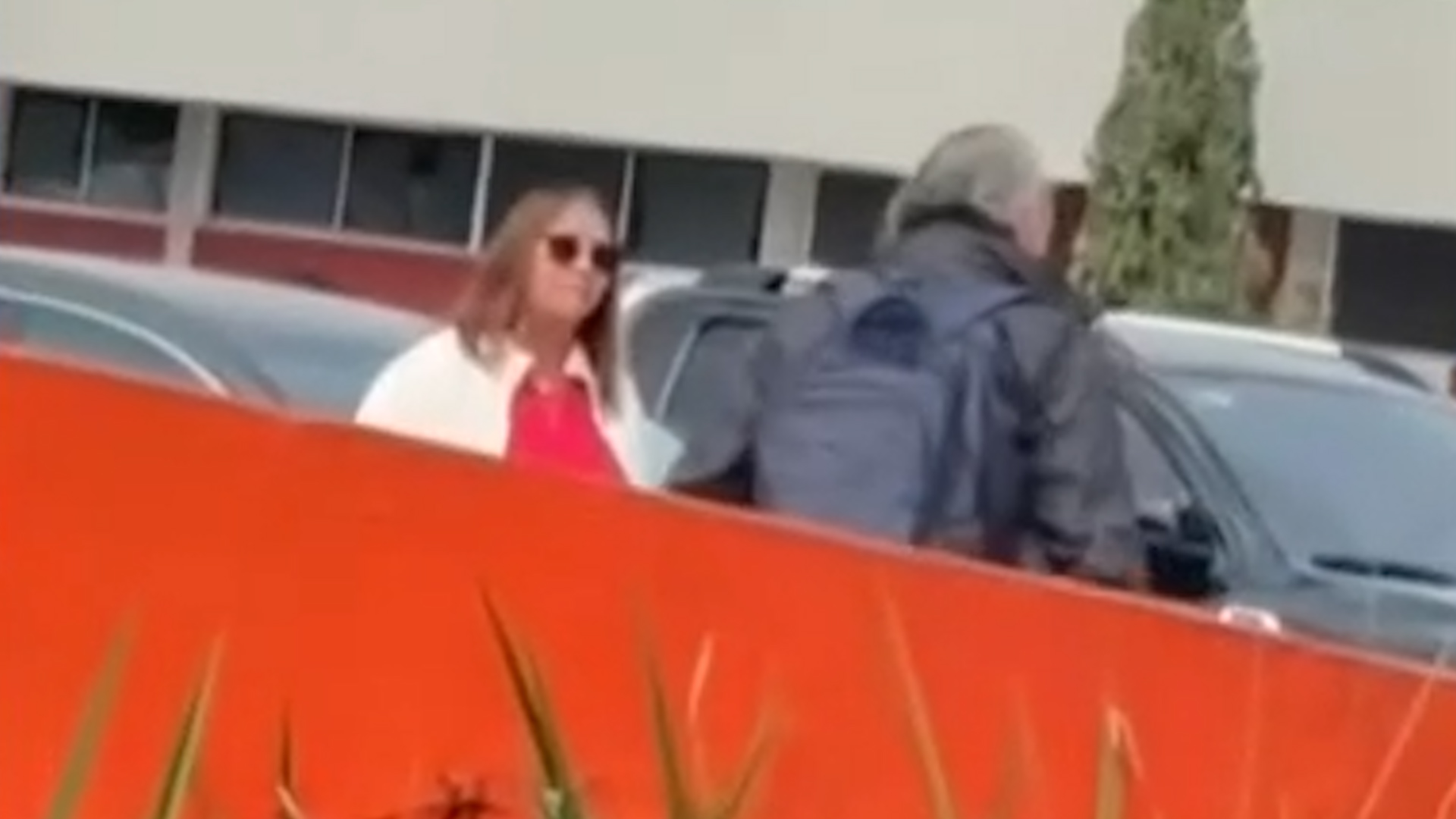 Video muestra a una madre de familia encarando a un profesor de la Facultad de Ingeniería de la UAT por presunto acoso y represalias contra alumnos.