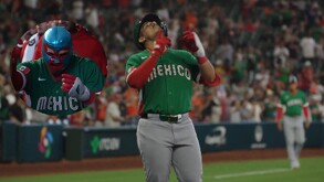 Momento exacto de la celebración del Ignacio Álvarez en el home run con México en el Mundial de Beisbol.