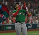 Momento exacto de la celebración del Ignacio Álvarez en el home run con México en el Mundial de Beisbol.