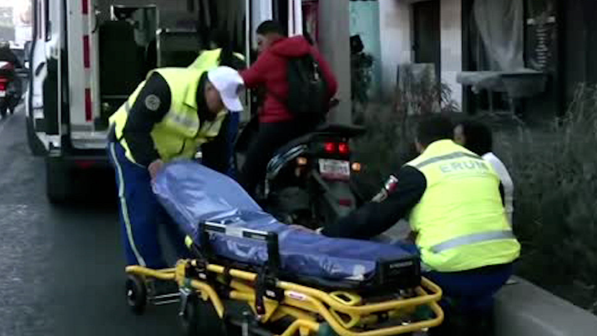 Vecinos denuncian las obras de la línea 2 como causantes de accidentes. Una mujer herida.