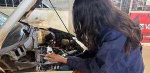 Mujeres rompen el mito y pisan fuerte en los talleres que antes se creían sólo para varones