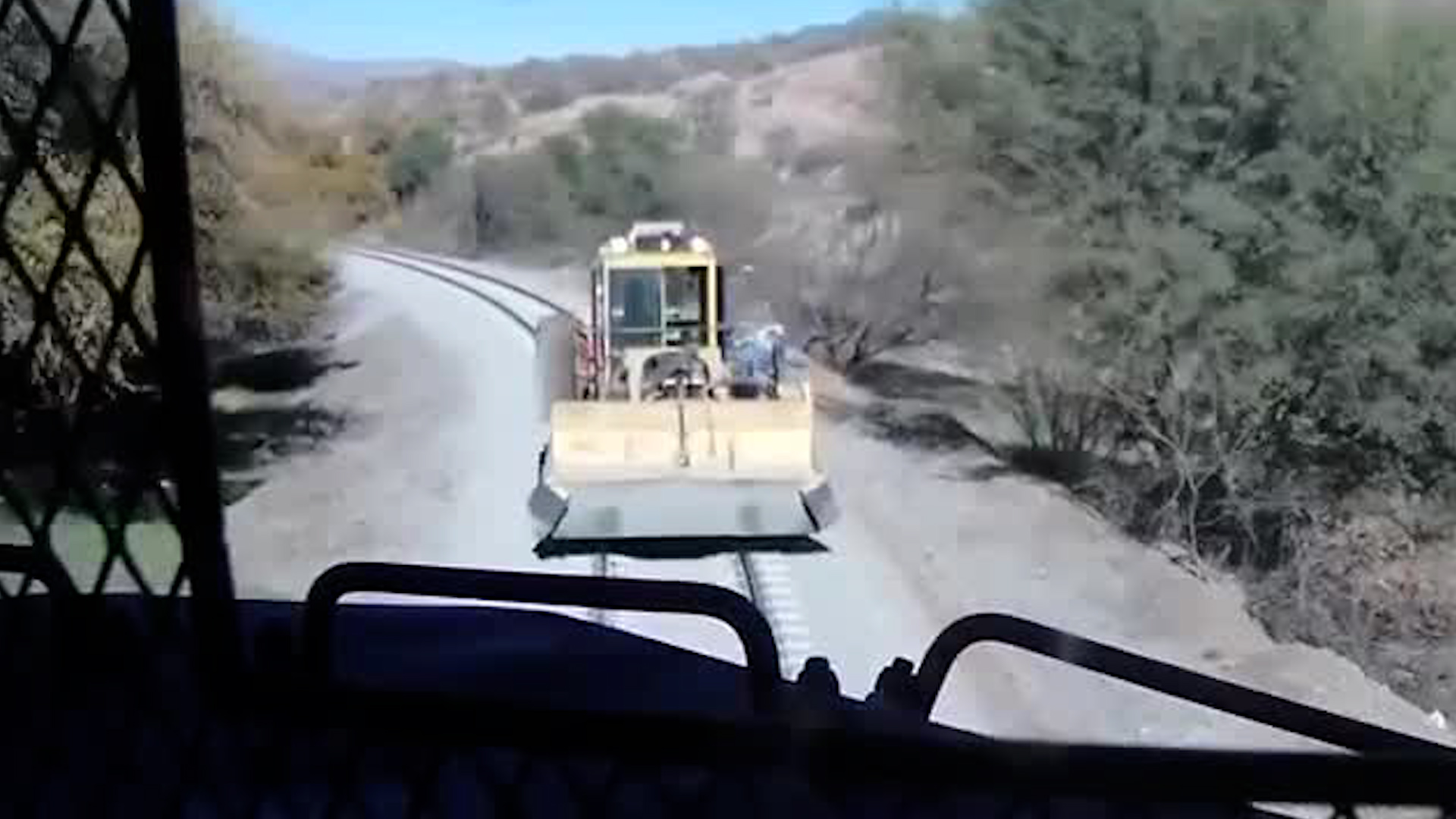 Un video difundido en redes sociales muestra el momento en que una locomotora del ferrocarril impacta una máquina retroexcavadora.
